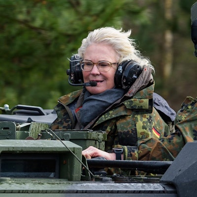 Christine Lambrecht (l, SPD), damals Verteidigungsministerin, fährt bei ihrem Besuch der Panzerlehrbrigade 9 auf einem Panzer mit. Die SPD-Politikerin will nun ein Buch schreiben. (Archivbild)