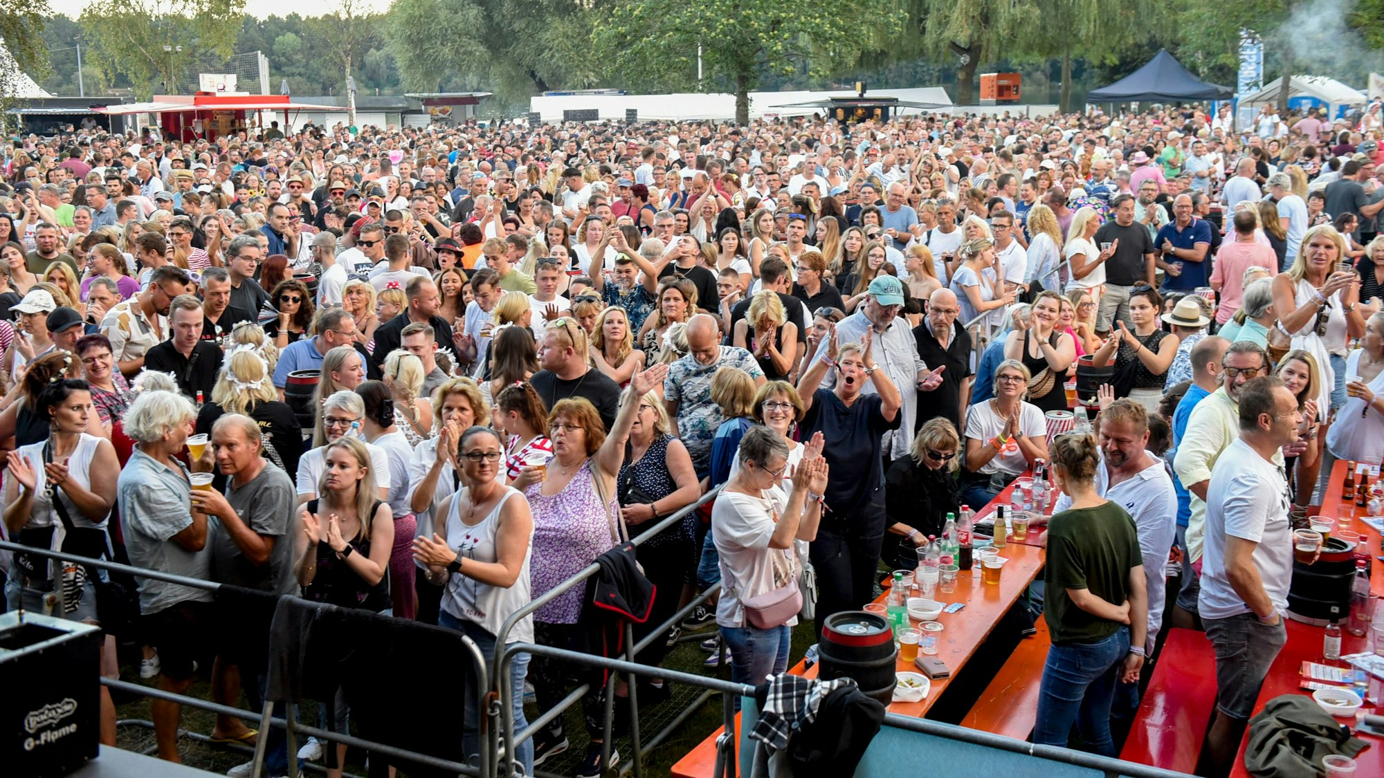 Ausverkauft war die Kölsche Nacht der Funken Rot-Weiss Hürth-Gleuel im Strandbad des Otto-Maigler-Sees.