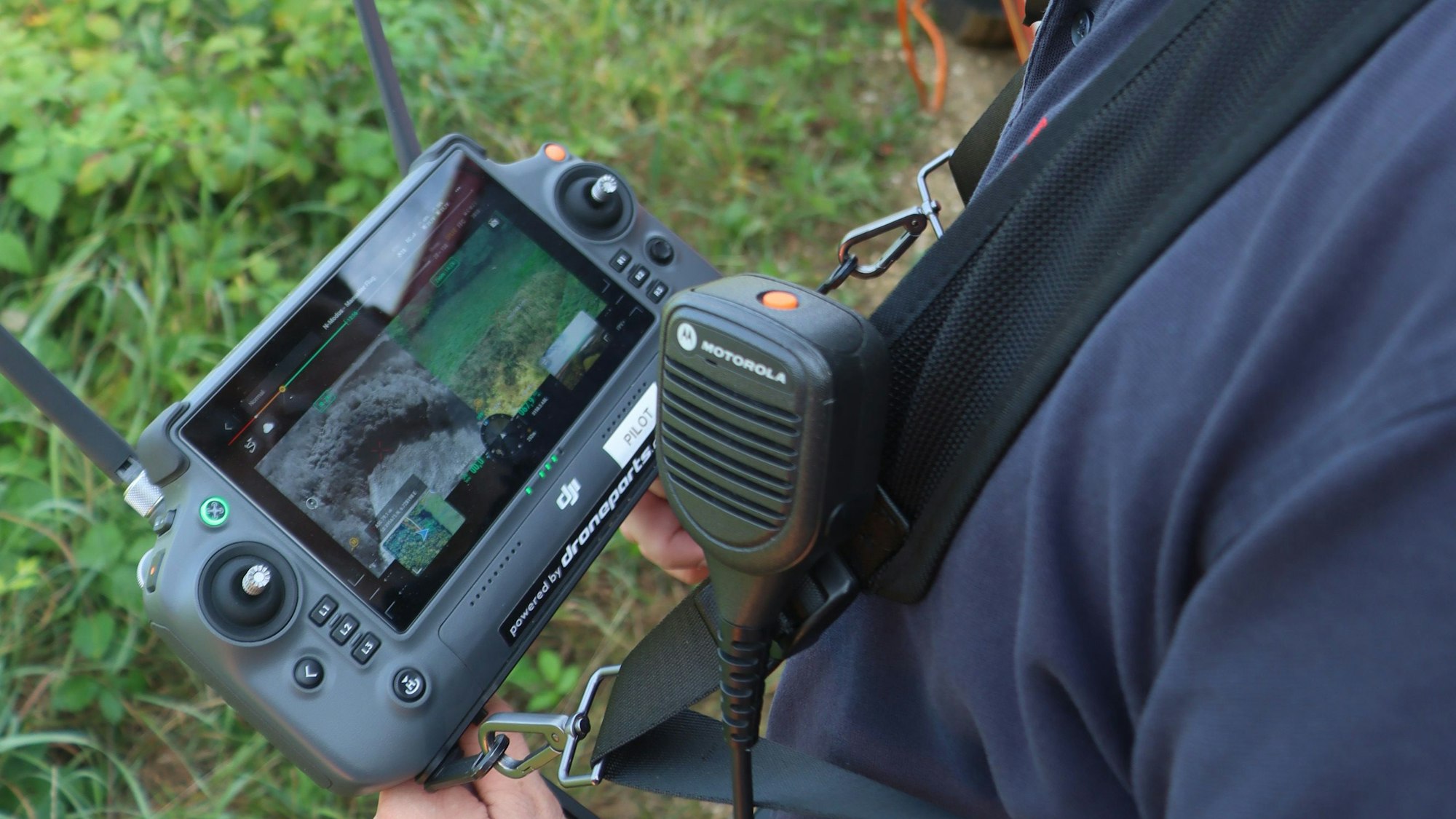 Ein Feuerwehrmann steuert eine Drohne.