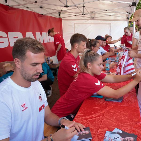 Frauen- und Männermannschaft gaben am Samstag gemeinsam Autogramme beim Familientag.