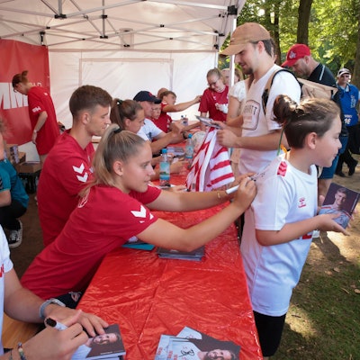 Frauen- und Männermannschaft gaben am Samstag gemeinsam Autogramme beim Familientag.