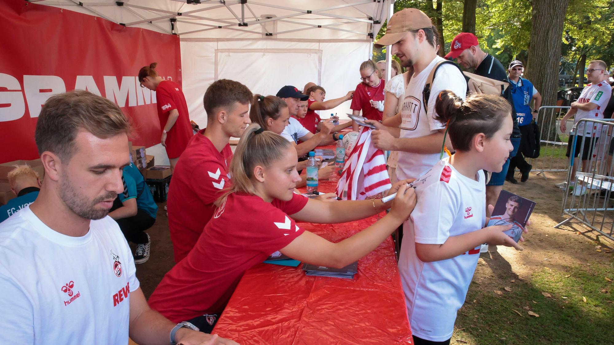 Frauen- und Männermannschaft gaben am Samstag gemeinsam Autogramme beim Familientag.