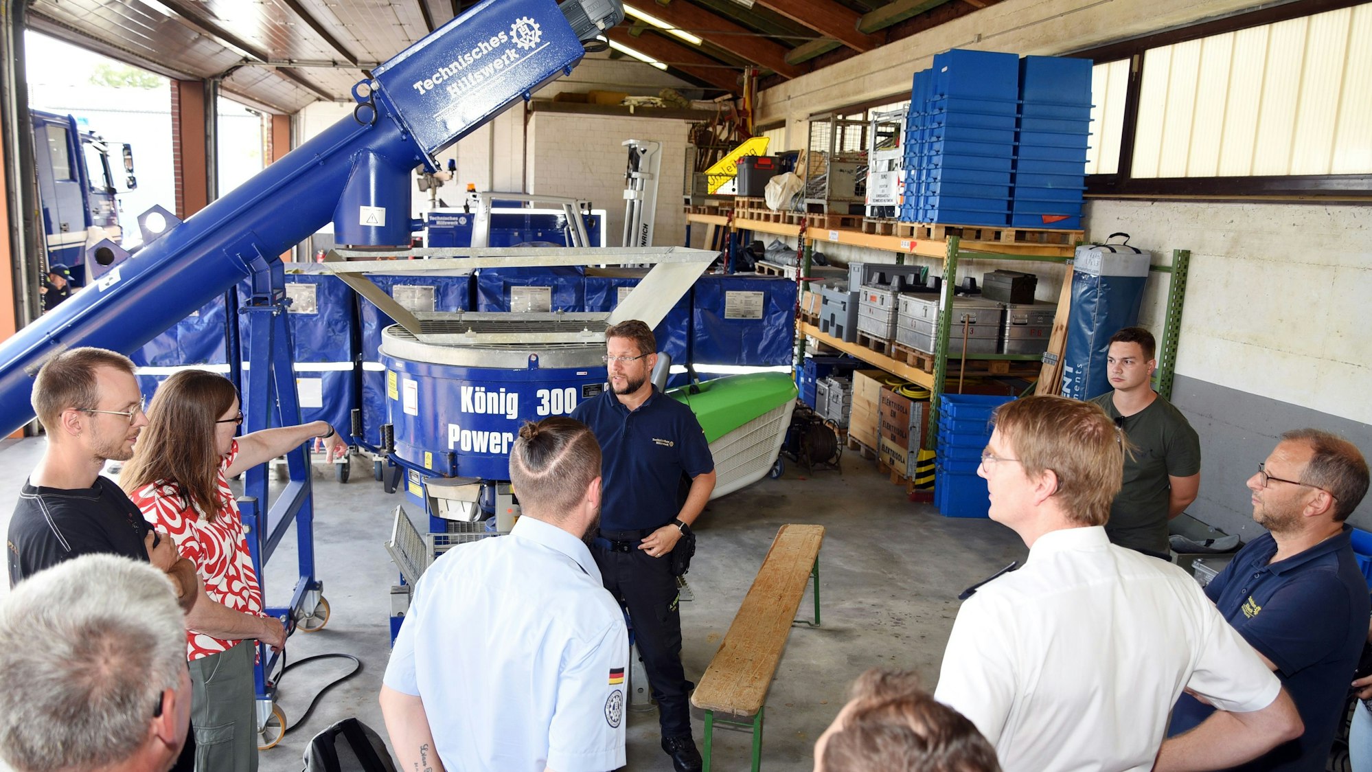 Auch die Sandsack-Füllmaschine war eine Station in Gummersbach beim Treffen des „Regionalen Katastrophenschutz-Netzwerk zur Bewältigung großer Hochwasser- und Starkregenereignisse“ auf dem THW-Gelände.