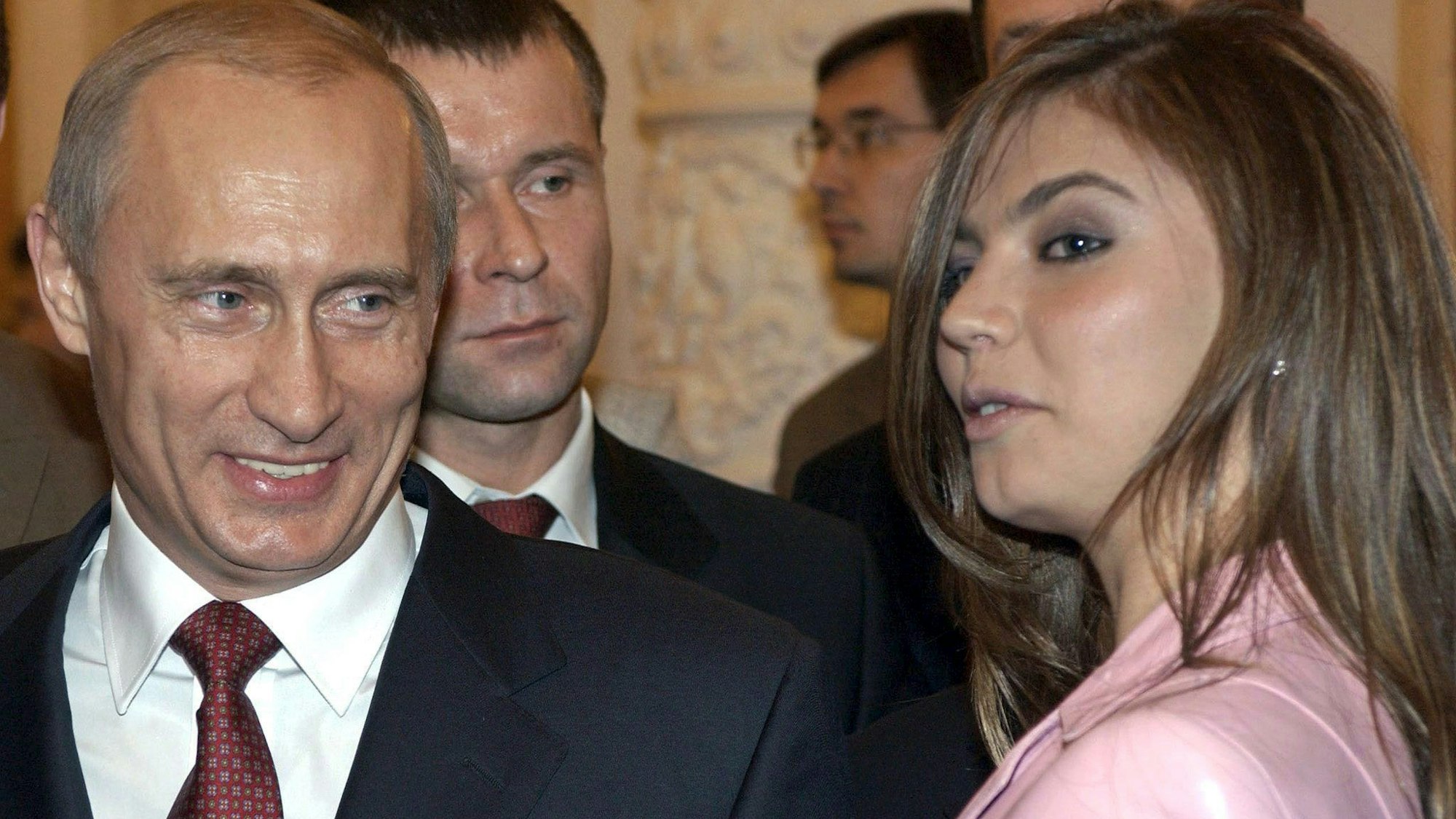Eines der wenigen Fotos, auf denen Kremlchef Wladimir Putin und Alina Kabajewa gemeinsam zu sehen sind. Laut Recherchen einer russischen Investigativplattform hat Putin zwei Kinder mit der ehemaligen Sportgymnastin. (Archivbild)