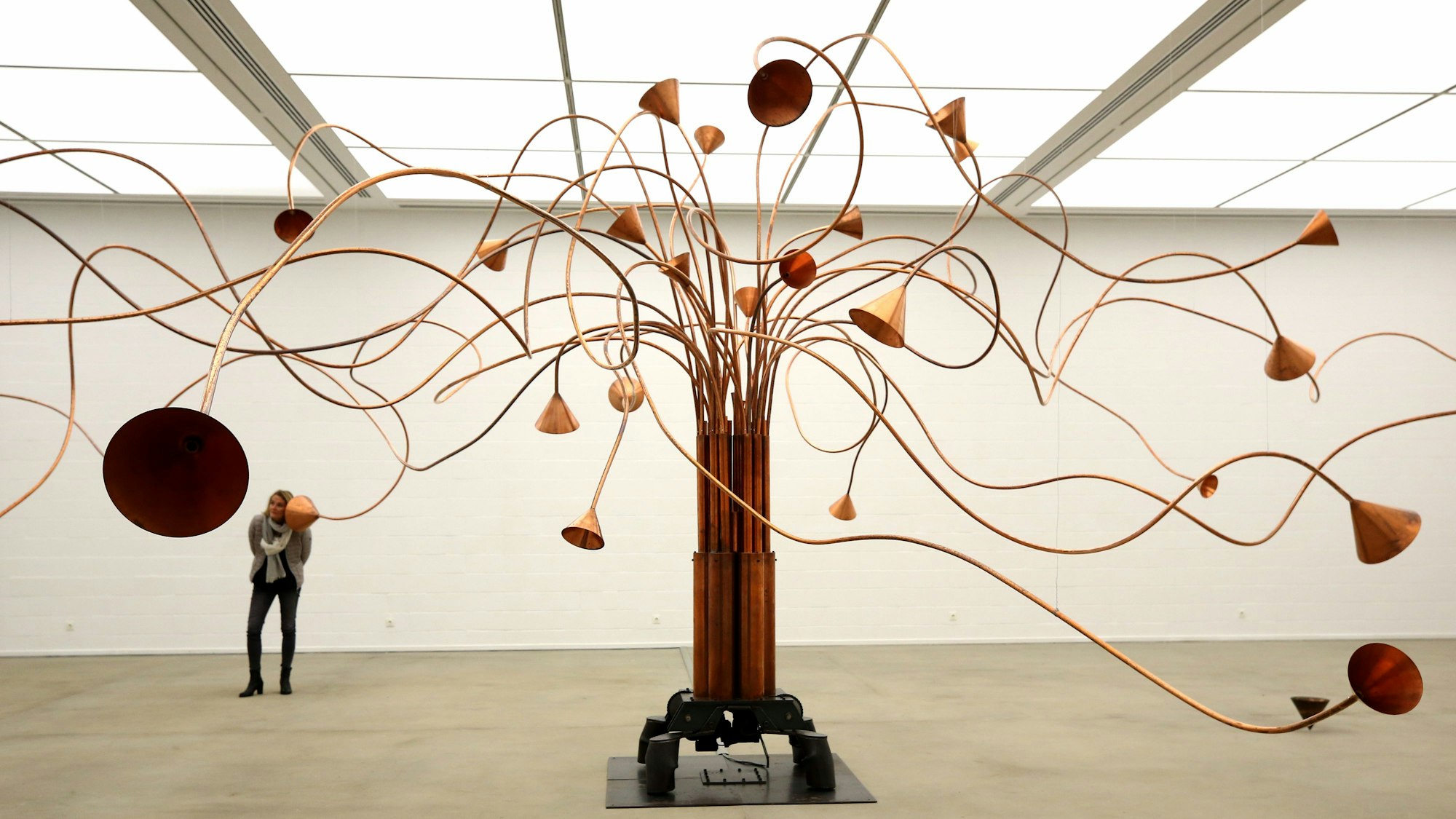 Rebecca Horns „Der Schildkrötenseufzerbaum“ in der Ausstellung „Hauchkörper als Lebenszyklus“ im Lehmbruck Museum in Duisburg im Jahr 2017.