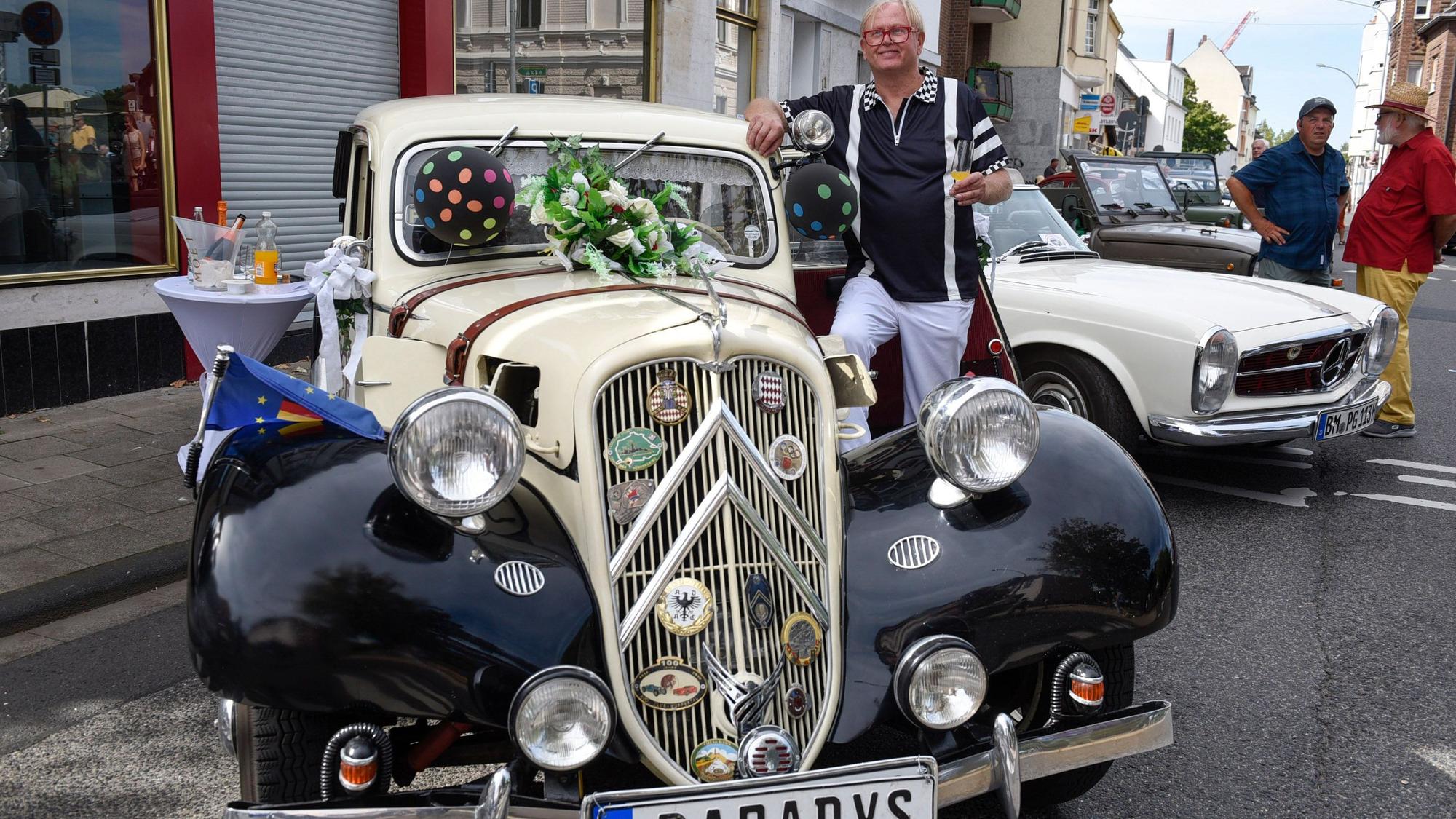 Der Bornheimer Detlef Paradys mit seinem Citroen CV 11- BL aus dem Jahr 1938.