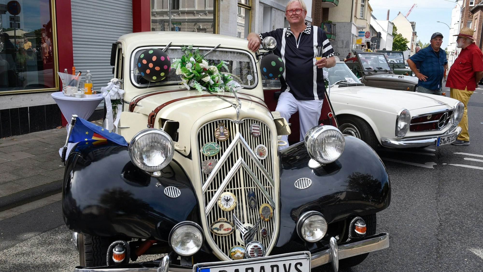 Der Bornheimer Detlef Paradys mit seinem Citroen CV 11- BL aus dem Jahr 1938.