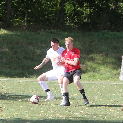 Der Niederkasseler Tobias Künstler (links) wird von Max Filbert bedrängt.