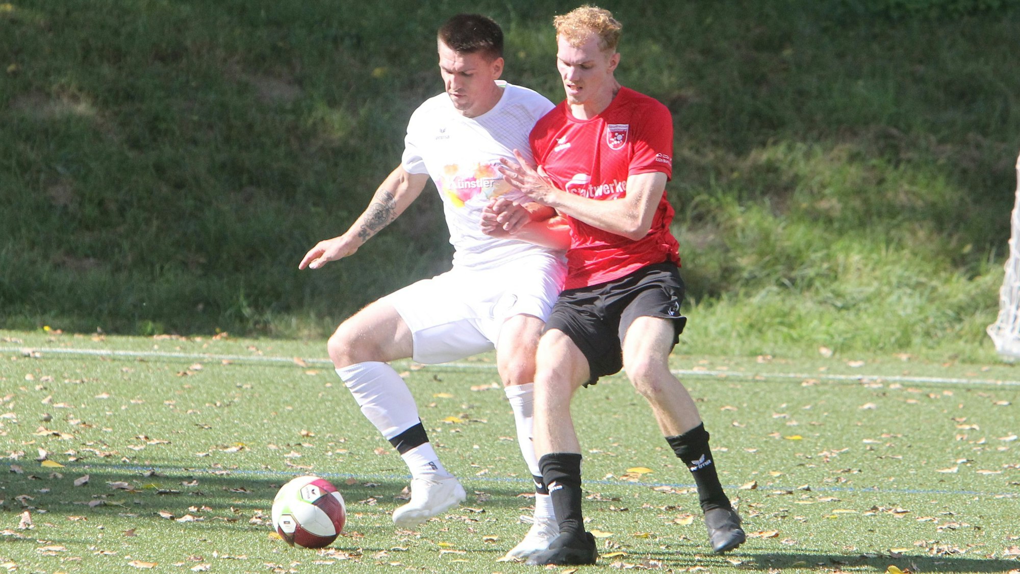 Der Niederkasseler Tobias Künstler (links) wird von Max Filbert bedrängt.