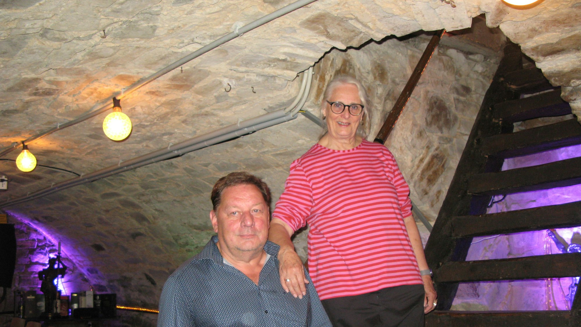 Die Eheleute Furk stehen auf der Stiege, die in einen Gewölbekeller führt.