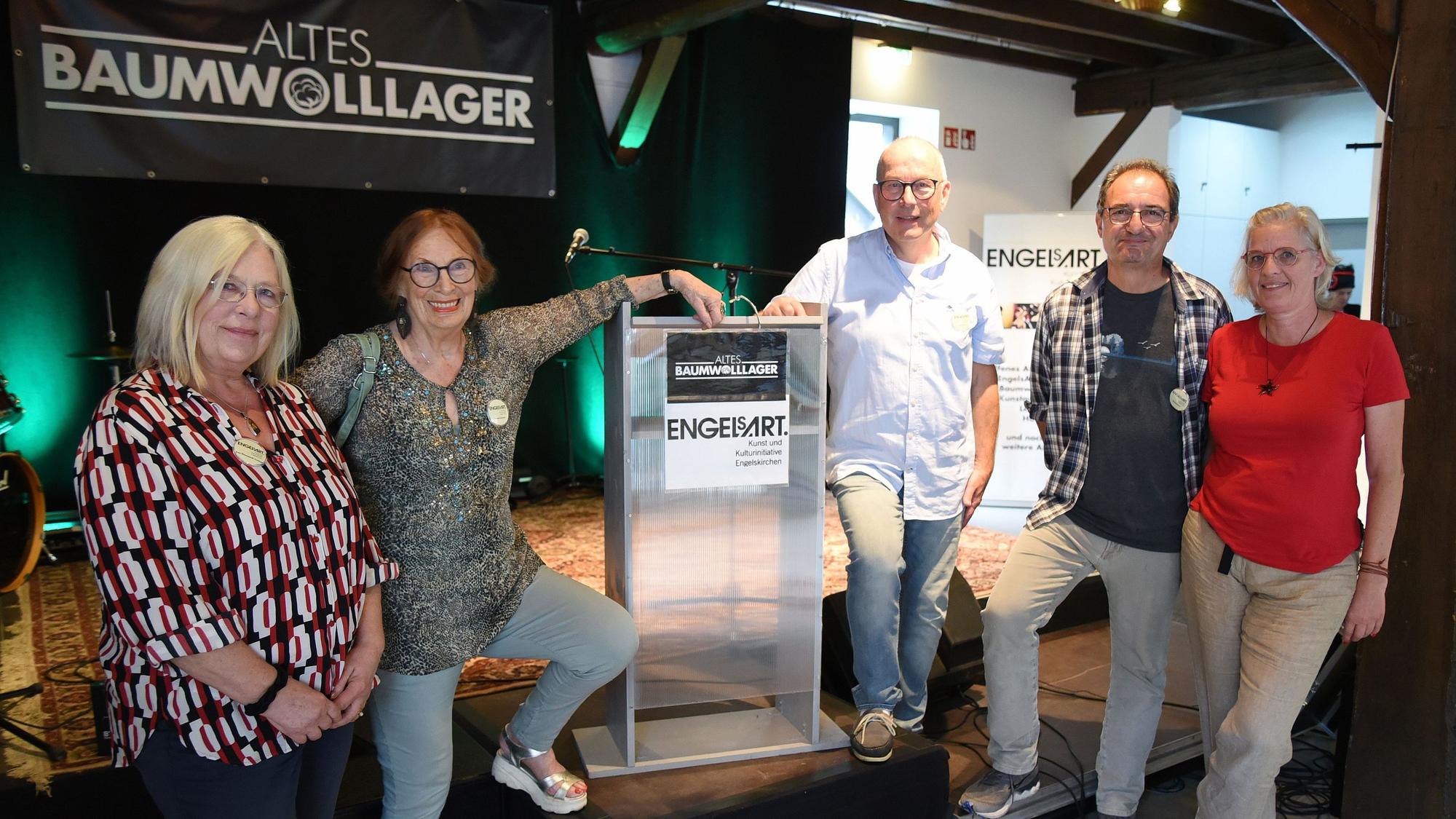 25 Jahre Engelsart und damit 25 Jahre ehrenamtliches Arbeiten in der Kunstszene Engelskirchens, darauf blickt der Vorstand zurück, das sind (von links): Irmi Nieswandt-Cremer und Renate Seinsch sowie Achim Lahr und Georg Bauer sowie Ulrike Hollmann.