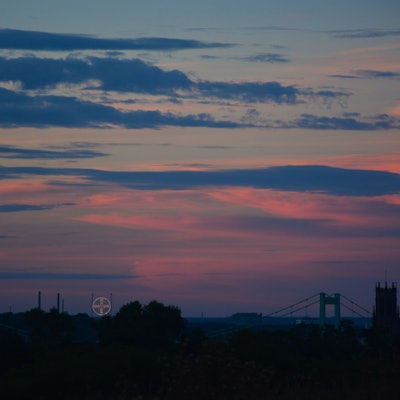 Über die Mülheimer Brücke (r.) zum Bayer-Kreuz. Abendstimmung auf dem Kalkberg.