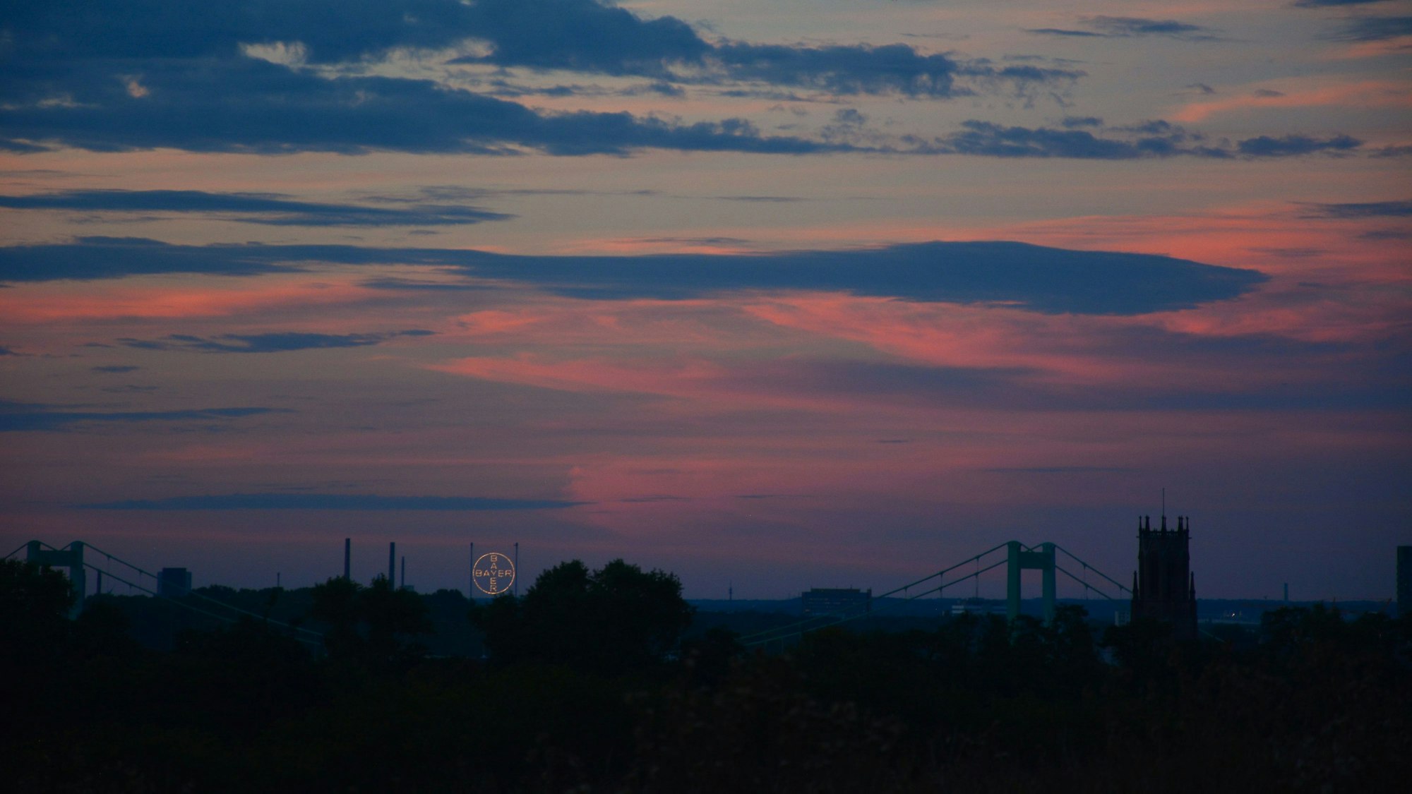 Über die Mülheimer Brücke (r.) zum Bayer-Kreuz. Abendstimmung auf dem Kalkberg.