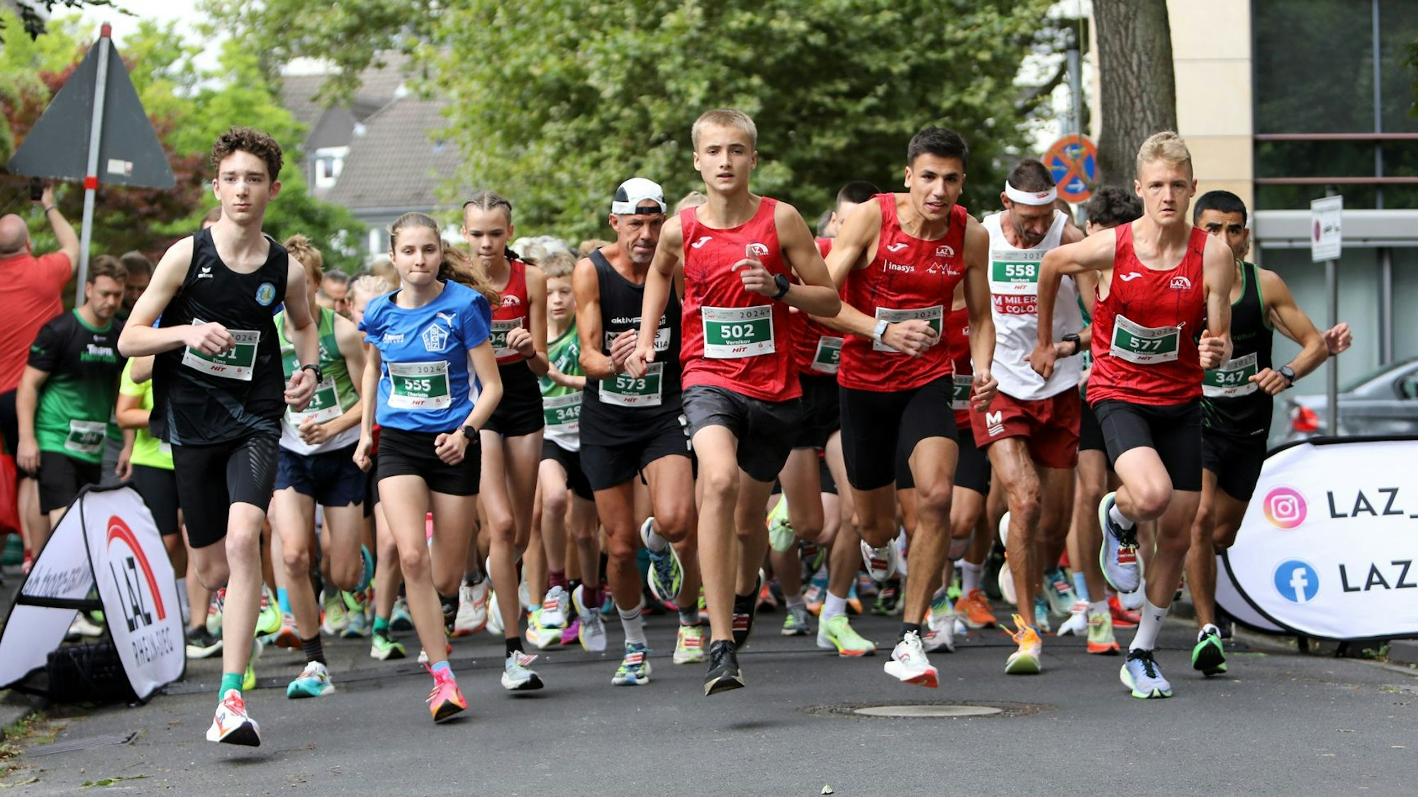 Läuferinnen und Läufer starten zu einem Straßenlauf.