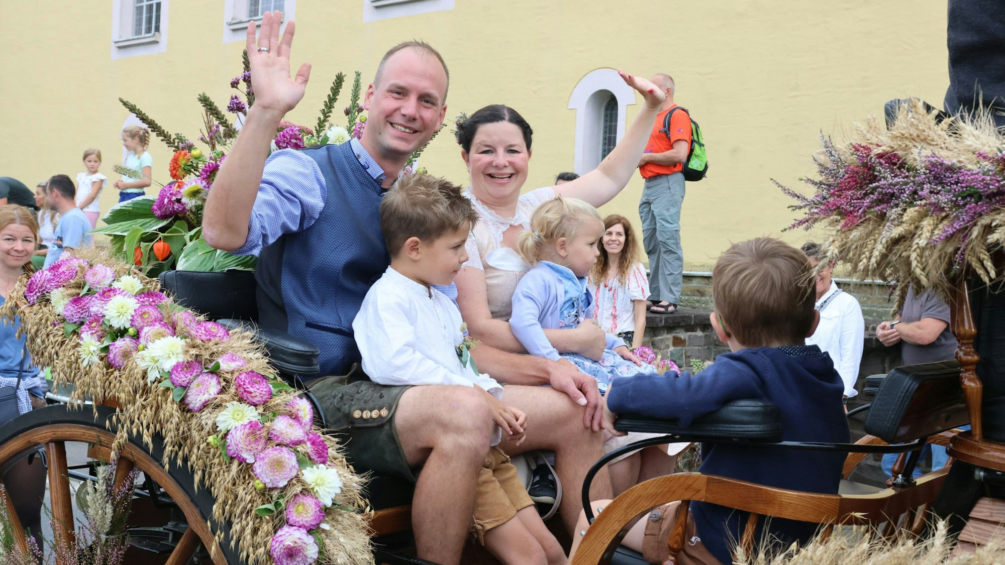 So bunt ist in Wiehl-Drabenderhöhe der Erntedank: Das Erntepaar Andrea und Soeren Ruland genoss mit seinen drei Kindern den Umzug am Sonntag.
