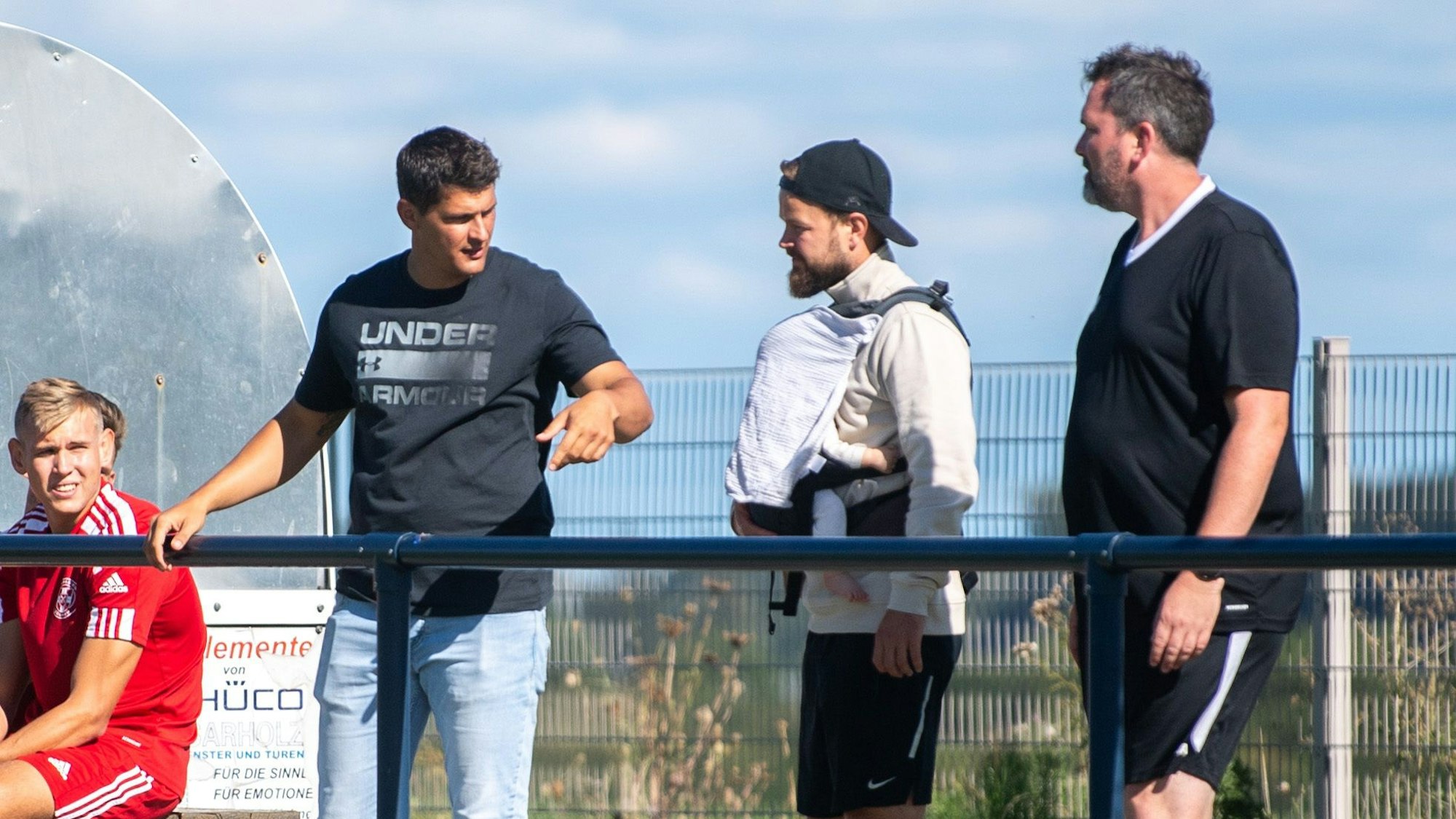 Der Trainer im Gespräch mit weiteren Beobachtern.