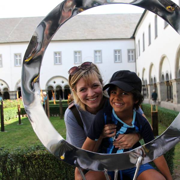 Bea und ihr Sohn Theo aus Kerpen-Horrem lieben Kunst, vor allem die Objekte von Wilfried Kleiber.