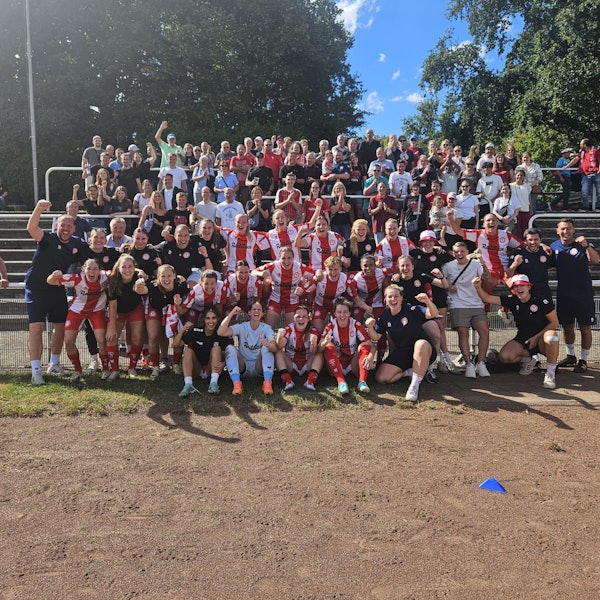 Spielerinnen, Trainer, Betreuer und Fans des SC Fortuna Köln feiern den Einzug ins Achtelfinale des DFB-Pokals.