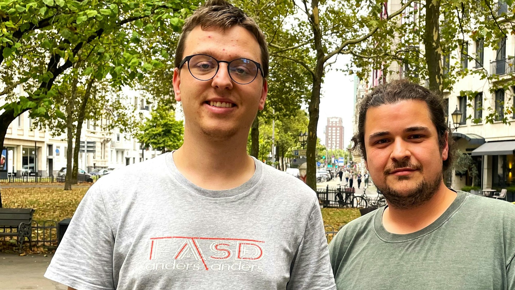 Der 21-jährige Marc Delius trägt ein T-Shirt mit der Aufschrift„ FASD. Anders anders“, seine Mutter hat in der Schwangerschaft Alkohol getrunken. Im Alltag ist er auf seinen Betreuer Rafael Evans angewiesen, ein junger Mann mit braunem Pferdeschwanz und braunem Bart.