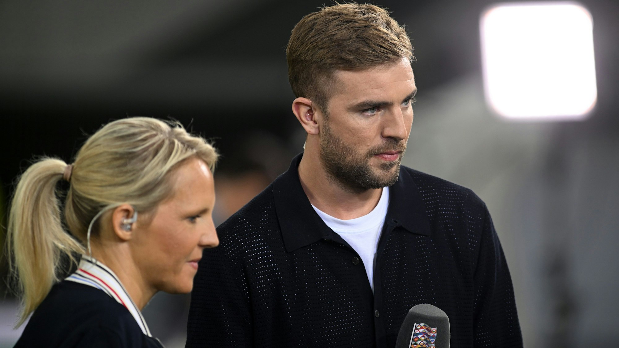 Die ZDF-Fernsehexperten Fritzy Kromp (l) und Christoph Kramer stehen im Stadion.