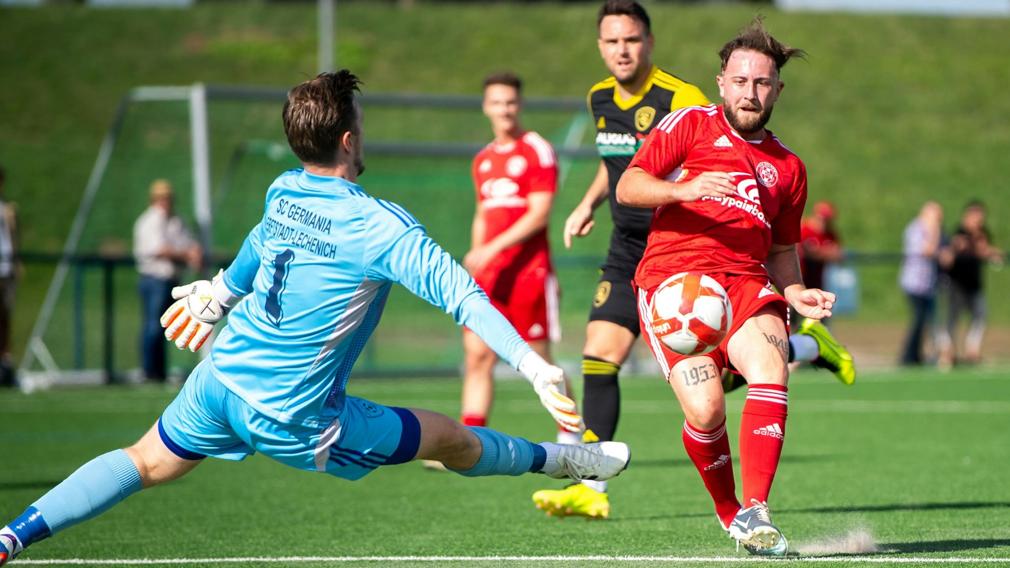Berekoven schießt den Ball am Torhüter vorbei. Der Schlussmann streckt sich vergeblich.