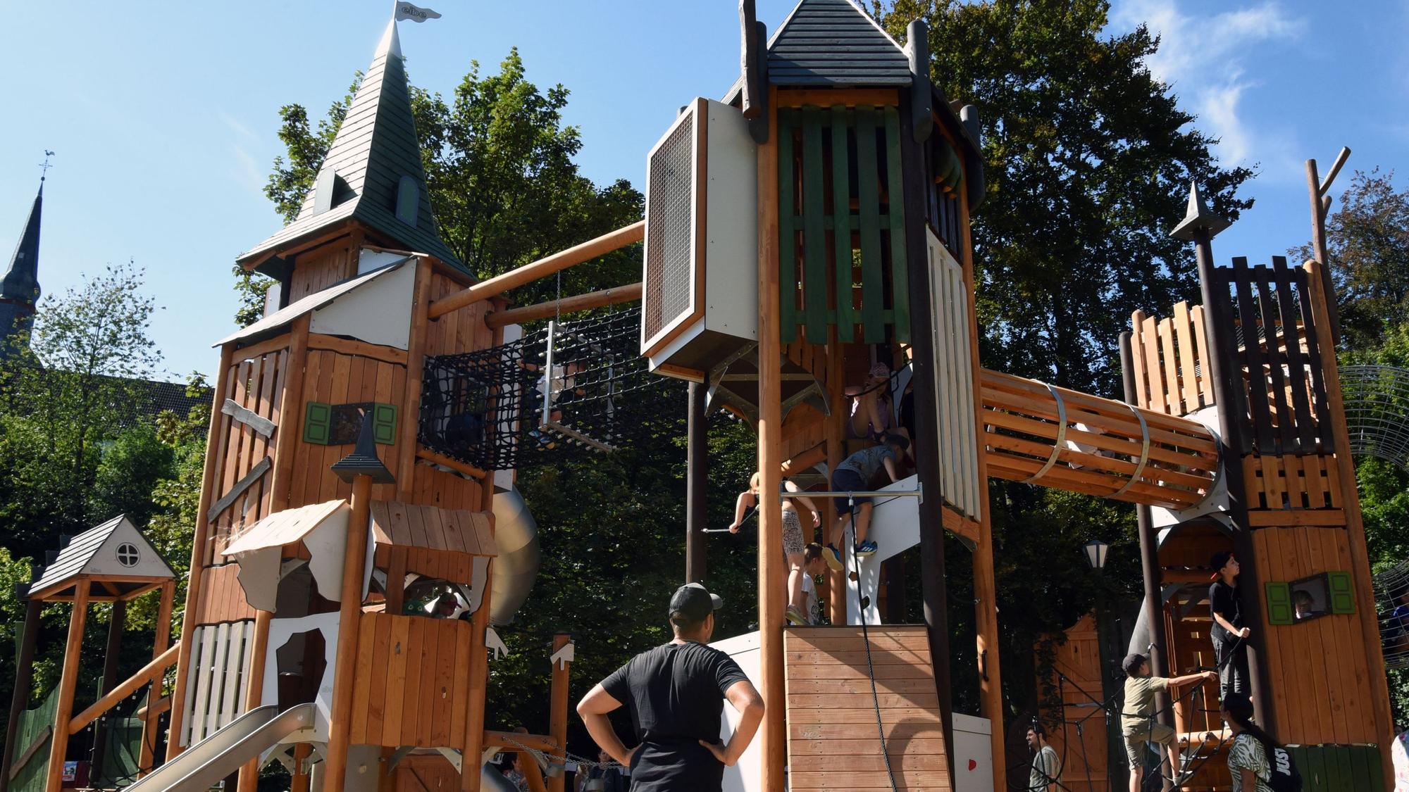 Eine riesige Kletterburg ist die Attraktion schlechthin im neugestalteten Talpark von Bergneustadt. 1,4 Millionen Euro sind dort investiert worden.