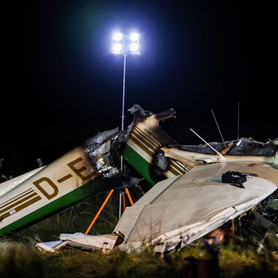 Das Wrack eines Kleinflugzeuges ist nach dem Absturz auf dem Gelände nahe des Flugplatzes in Bad Sassendorf zu sehen.