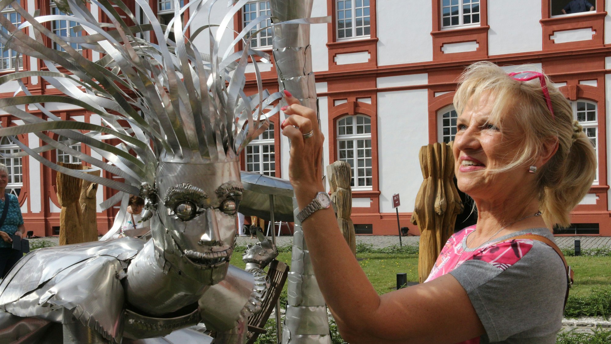 Gabi Meyer aus Köln-Esch begeisterten die Edelstahl-Skulpturen des Künstlers Peter Ratz.