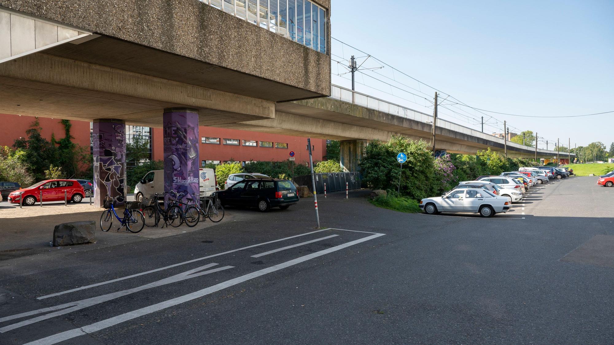 Die Hochbahn in Nippes zwischen der Neusser und der Merheimer Straße. Die Fläche unter der Hochbahn in Nippes soll zu einem Park umgestaltet werden.