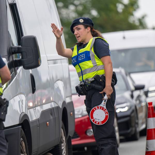 Polizisten führen Grenzkontrollen der Bundespolizei am Grenzübergang zwischen Österreich und Deutschland an der Autobahn A8 nahe Salzburg (Österreich) durch.