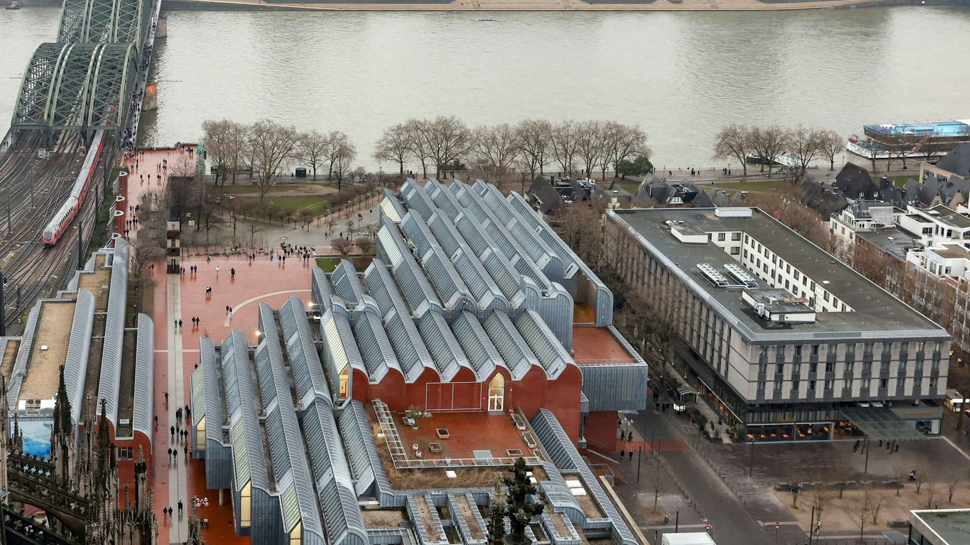 Blick vom Dom auf das berühmte Dach von Museum Ludwig und Philharmonie.