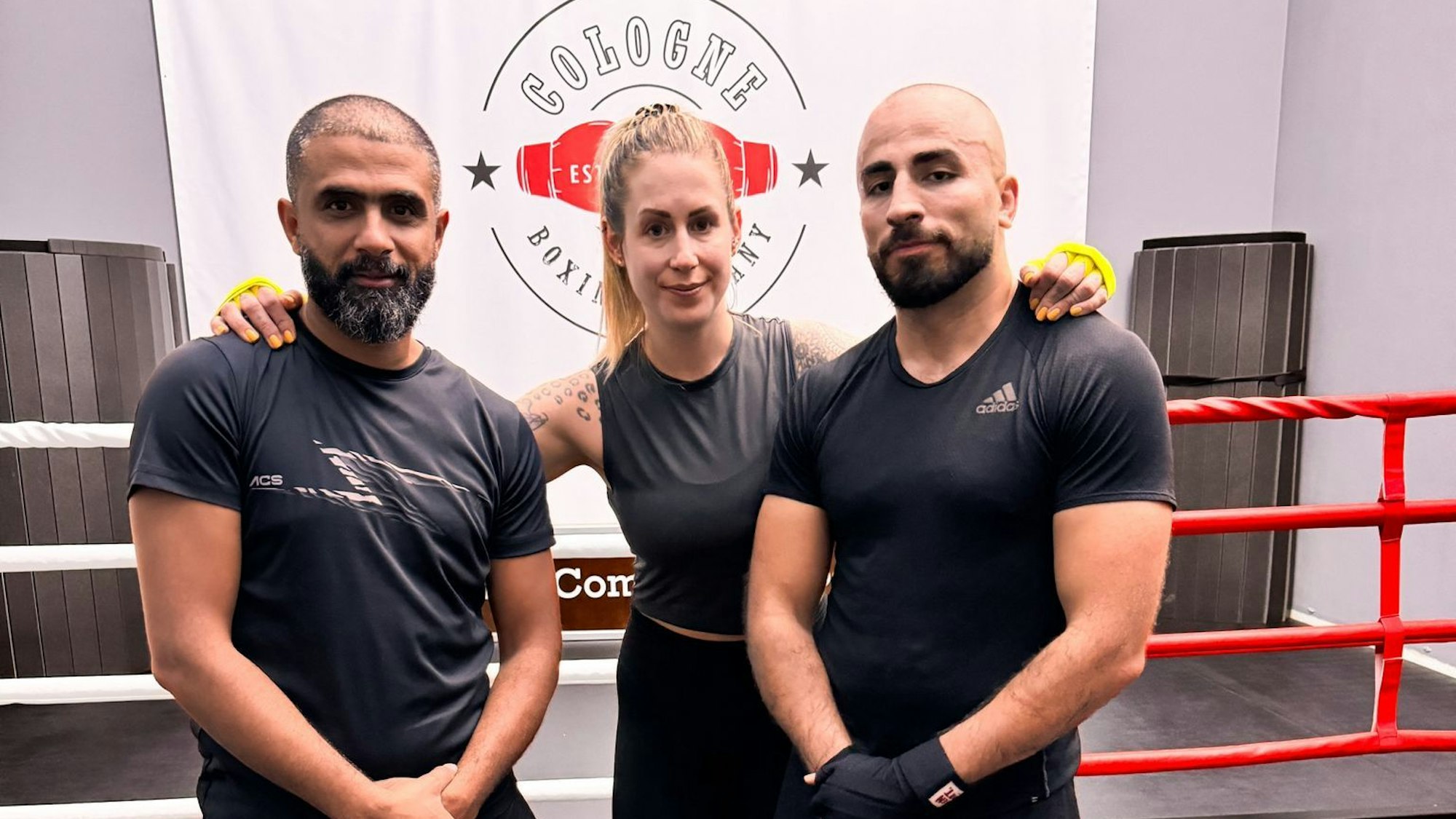 Mntsar Almhed, Alina Ohrem und Murat Sahin im Boxstudio. Sie organisieren die Kampfsportgala „Fighters 4 Unity“