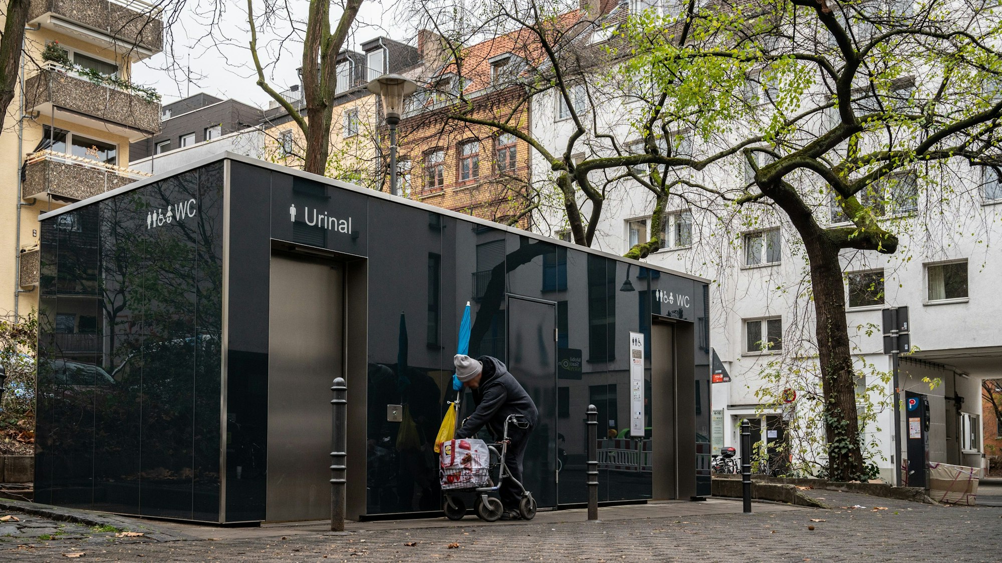 06.12.2020, Köln: Toilettenanlage Severinswall. Hier wurde ein Obdachloser angezündet. Foto: Uwe Weiser