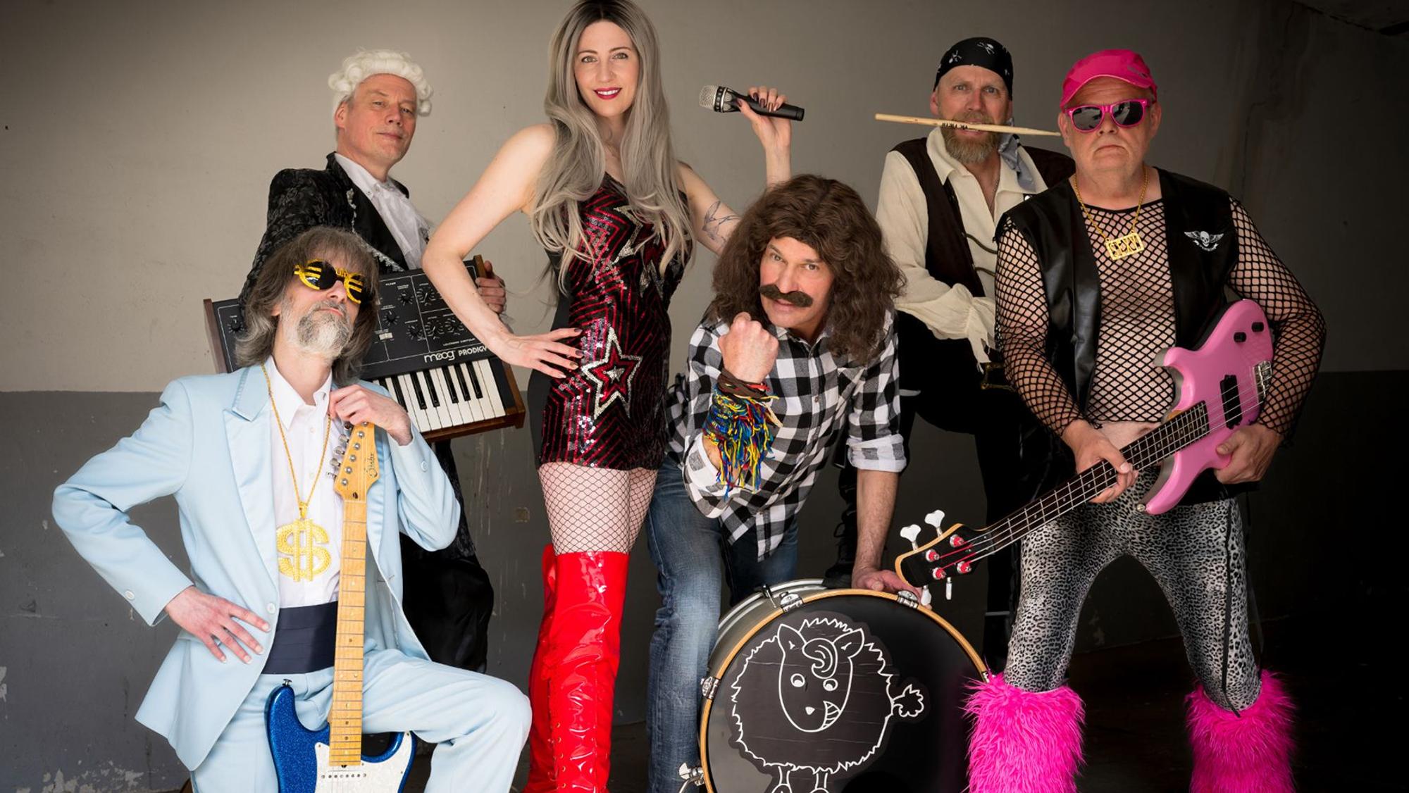 Die Band „Wolle Pur“ präsentiert sich in schrillen Outfits.