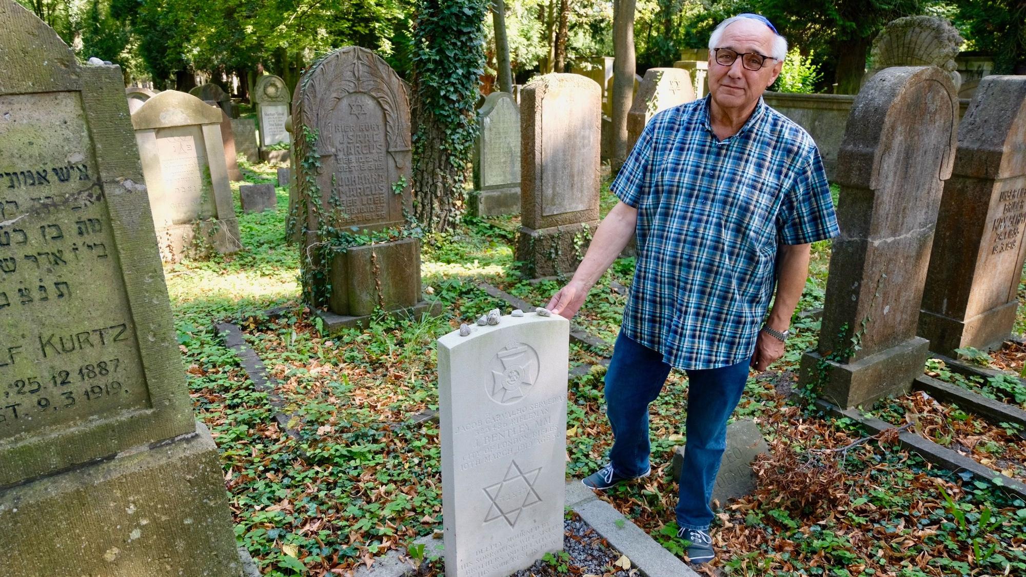 Benzion Wieber bei den Soldatengräbern auf dem jüdischen Friedhof in Bocklemünd.
