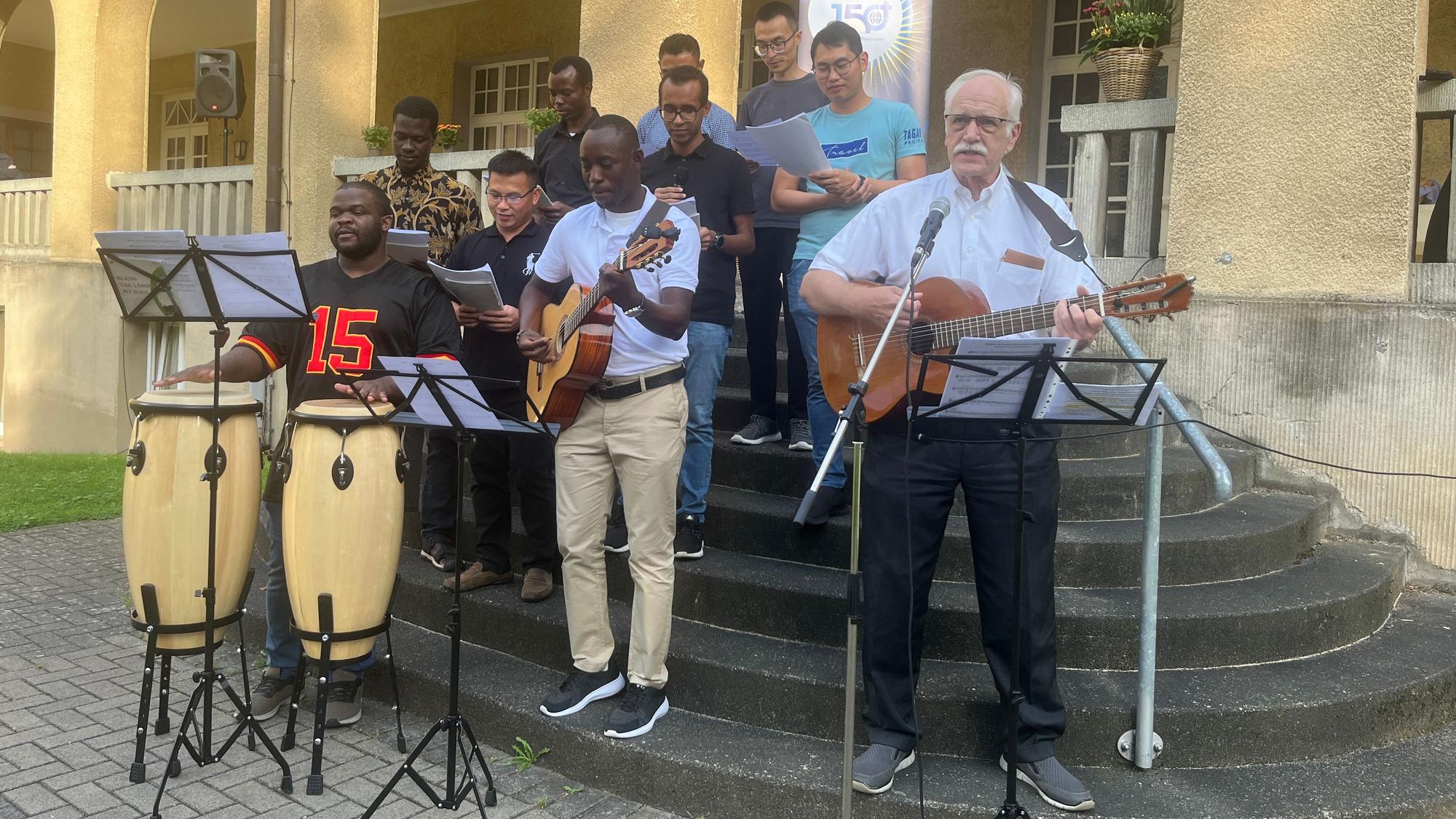 Ein Chor von Fratres aus aller Welt spielte ein Ständchen.