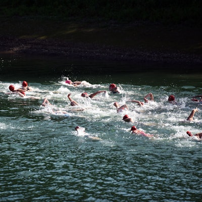Zahlreiche Schwimmer bei einem Wettbewerb in einer Talsperre.