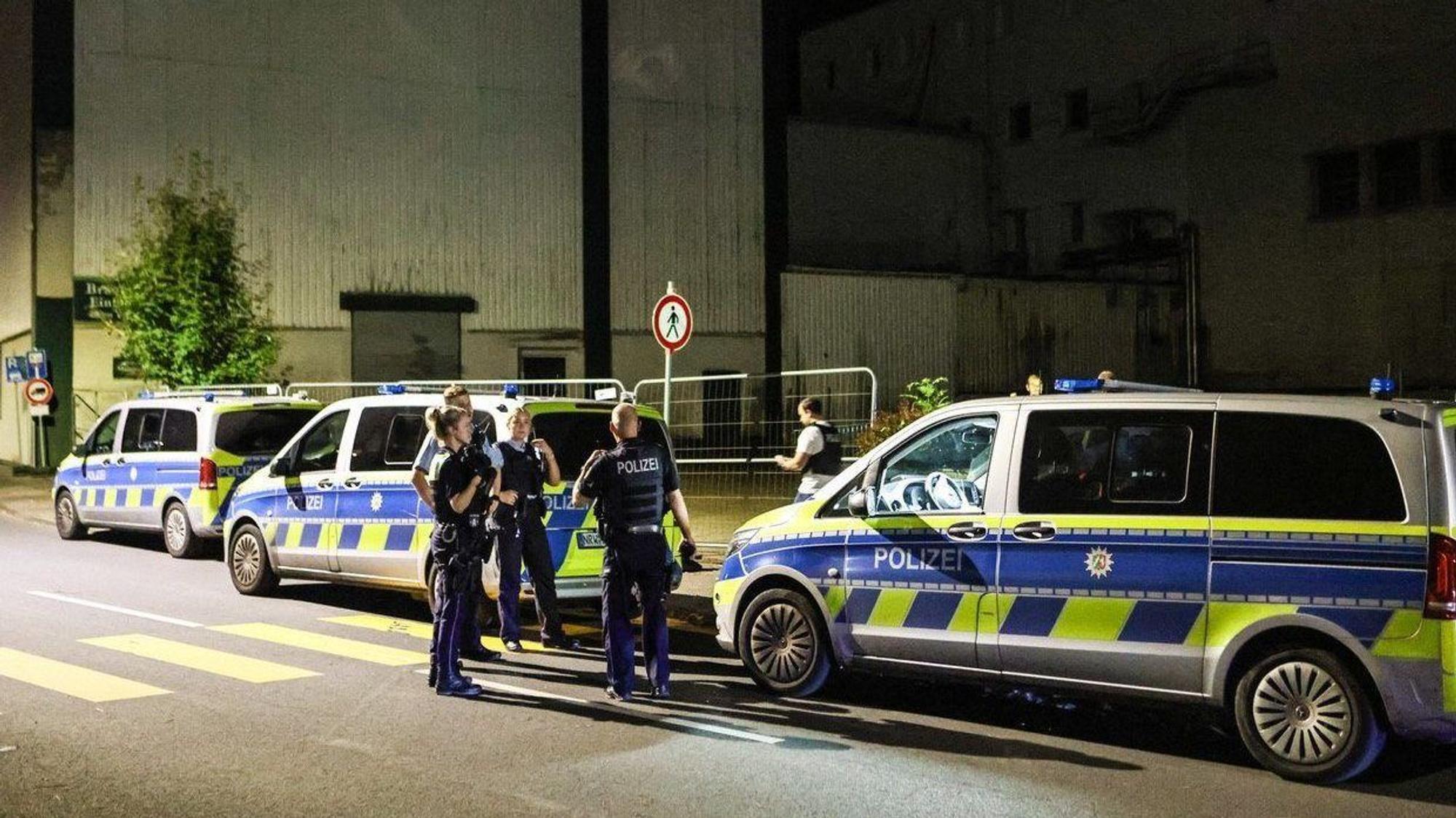 Polizeibeamte ermitteln in der Nacht auf dem Gelände eines ehemaligen Brauereigebäudes zum Fall eines Sexualdelikts, bei dem die Polizei einen politischen Hintergrund nicht ausschließt.