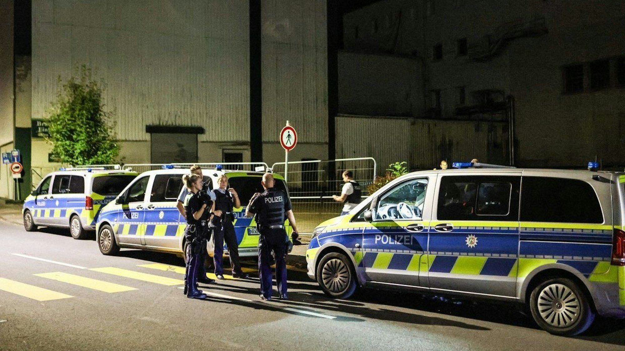 Polizeibeamte ermitteln in der Nacht auf dem Gelände eines ehemaligen Brauereigebäudes zum Fall eines Sexualdelikts, bei dem die Polizei einen politischen Hintergrund nicht ausschließt.