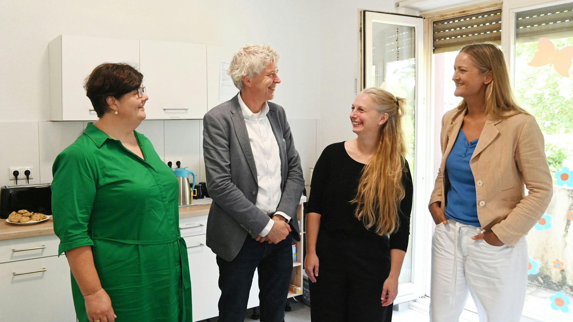 Ute Theisen, Harald Rau, Ulrike Staschik und Sonja Pellender stehen in der Küche der Notschlafstelle.