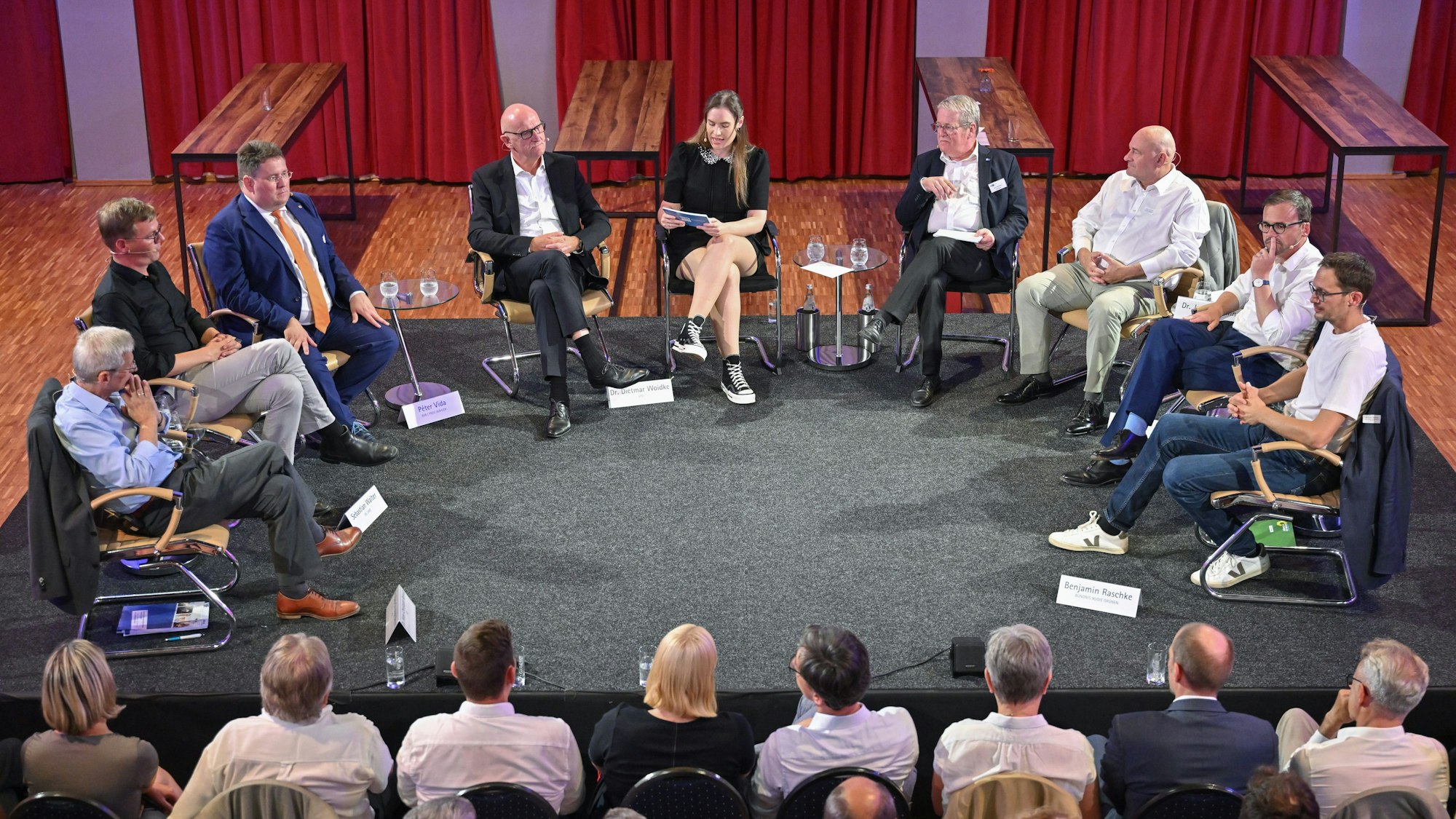 Die Spitzenkandidaten zur Landtagswahl in Brandenburg bei einer Podiumsdiskussion in Cottbus teil. (Archivbild) Eine Debatte in Potsdam verließ der AfD-Spitzenkandidat Hans-Christoph Berndt (im Bild links) frühzeitig.