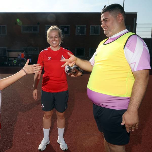 Eine Runde Schere, Stein, Papier klärt die Frage nach dem Anstoß zwischen einer Insässin der JVA (links) und einem Spieler der Inklusionsmannschaft von Germania Zündorf, Trainerin Luisa Schanze (FC-Stiftung) kontrolliert.