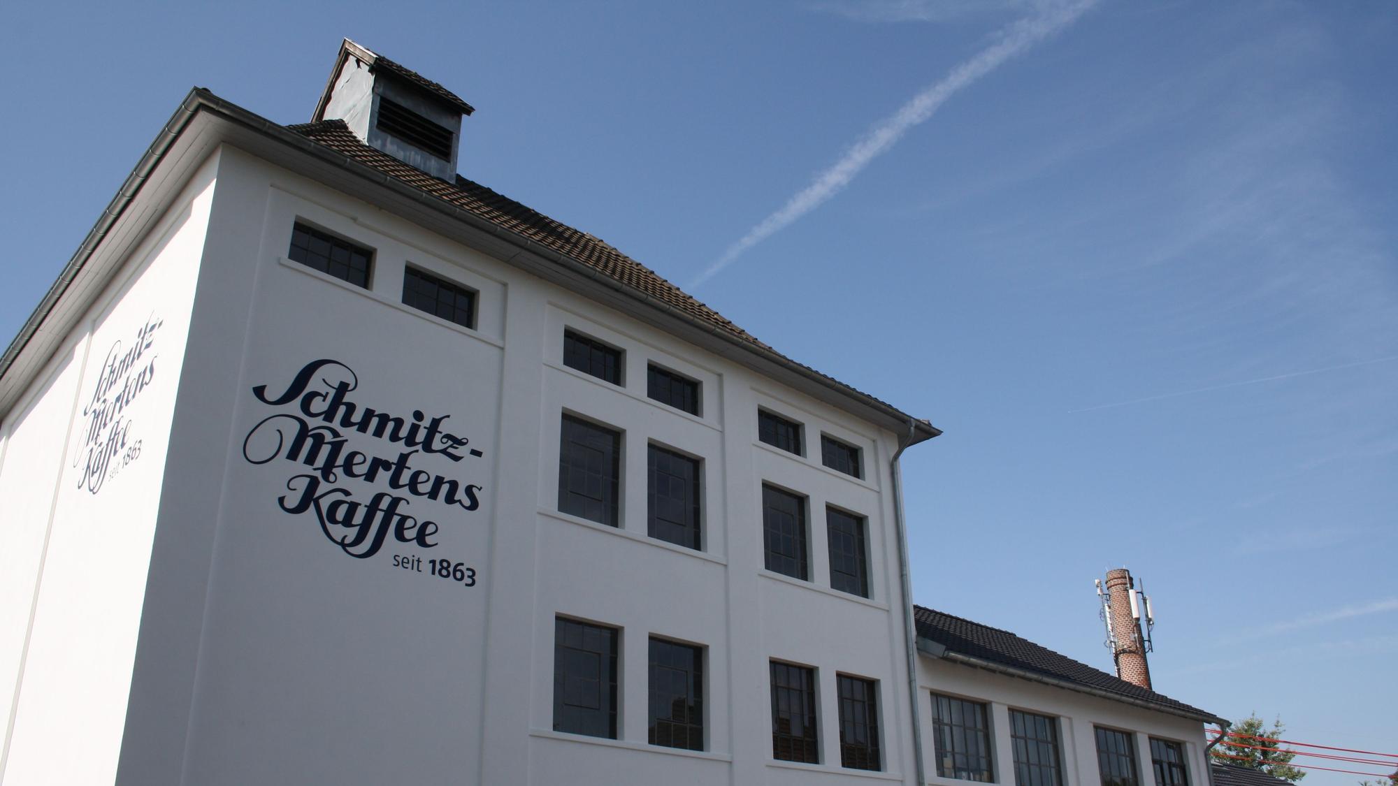 Ein Gebäude mit der Aufschrift „Schmitz-Mertens Kaffee – seit 1863“.