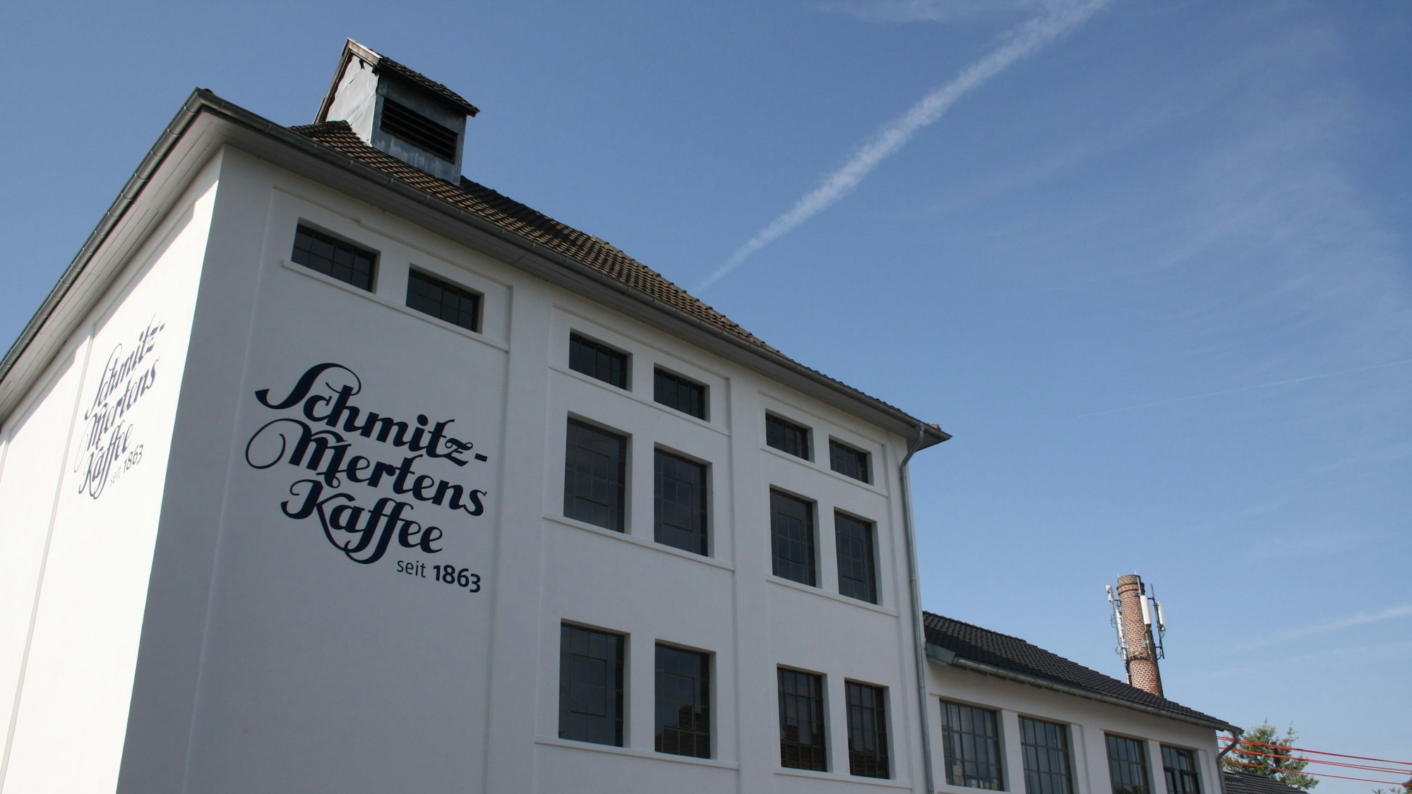 Ein Gebäude mit der Aufschrift „Schmitz-Mertens Kaffee – seit 1863“.