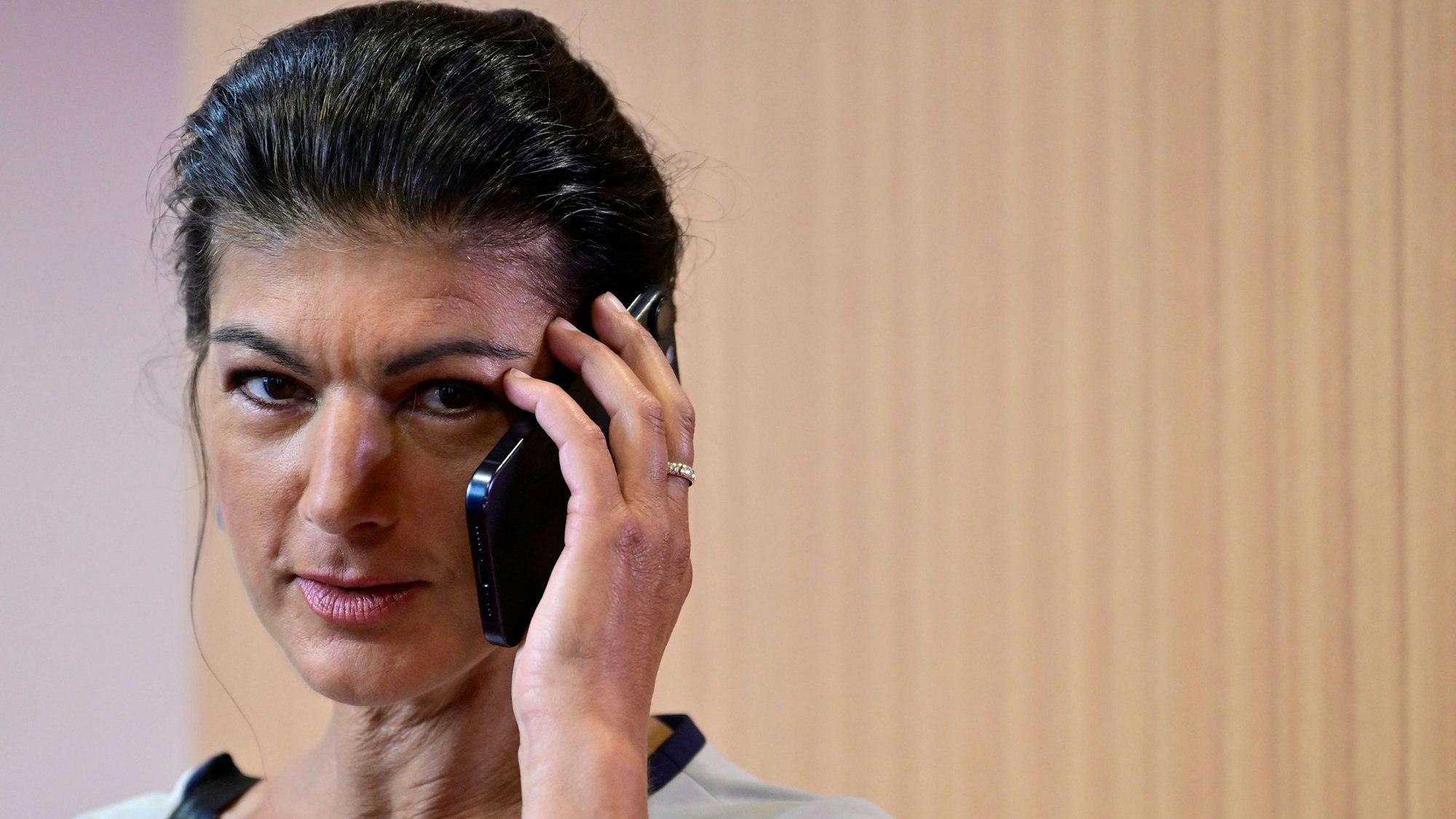 Sahra Wagenknecht telefoniert