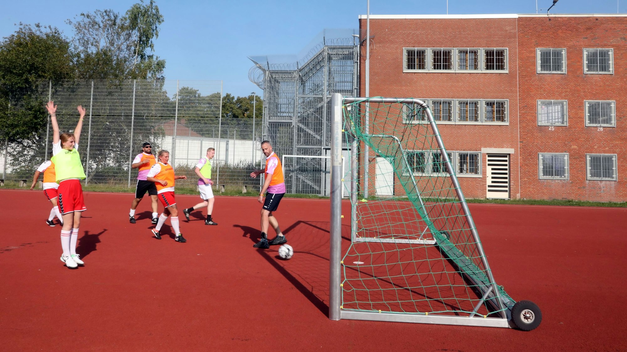 Eine Spielerin der JVA freut sich über ein Tor ihrer Mannschaft