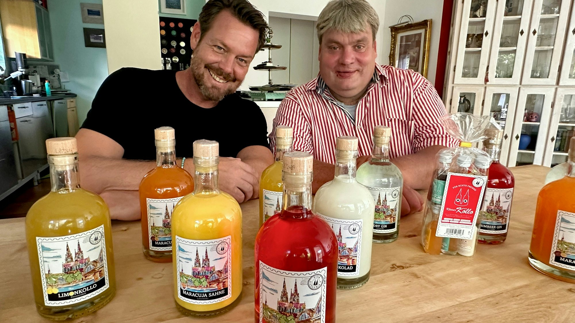 Die Zugleiter Simon Schwieren und Michael Siegenbruck präsentieren ihre Getränke, die regional bei Rewe vermarktet werden.