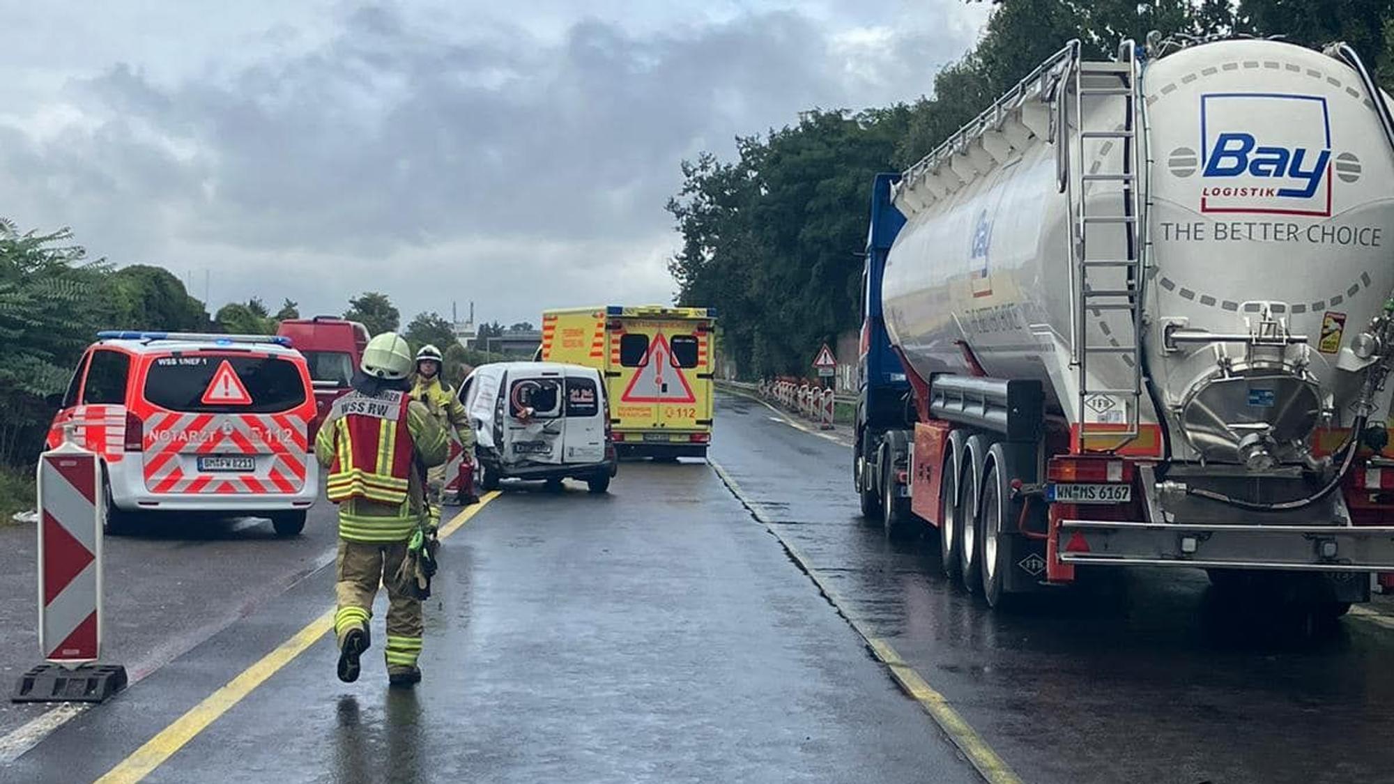 Auf der A 555 hat sich ein Unfall mit zwei Pkw und einem Lkw ereignet.