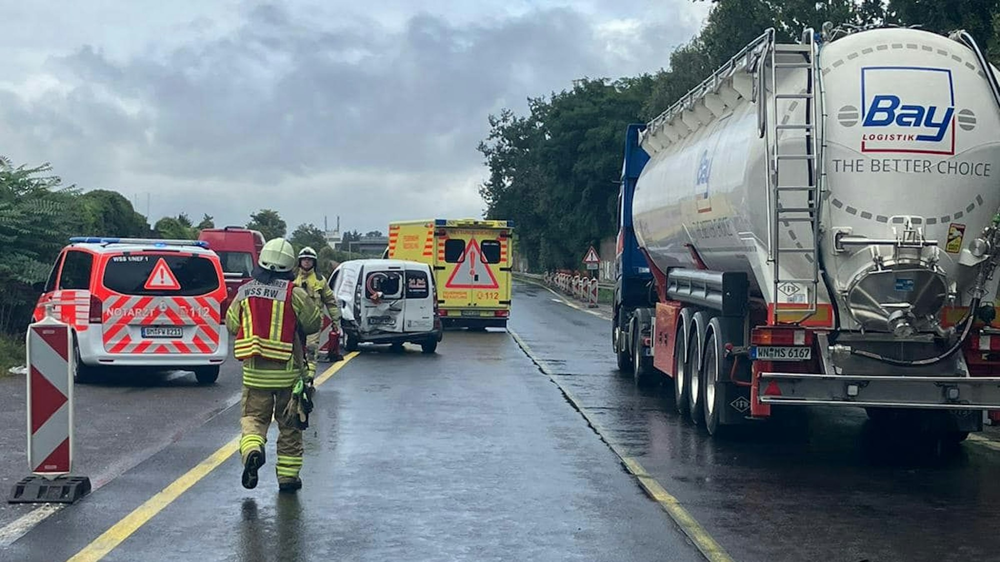Auf der A 555 hat sich ein Unfall mit zwei Pkw und einem Lkw ereignet.