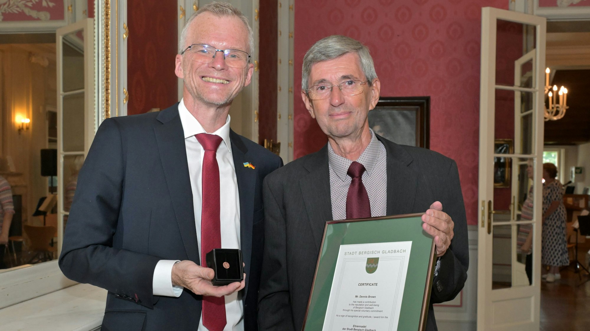 Dennis Brown erhält in der Villa Zanders die städtische Ehrennadel von Bergisch Gladbachs Bürgermeister Frank Stein.